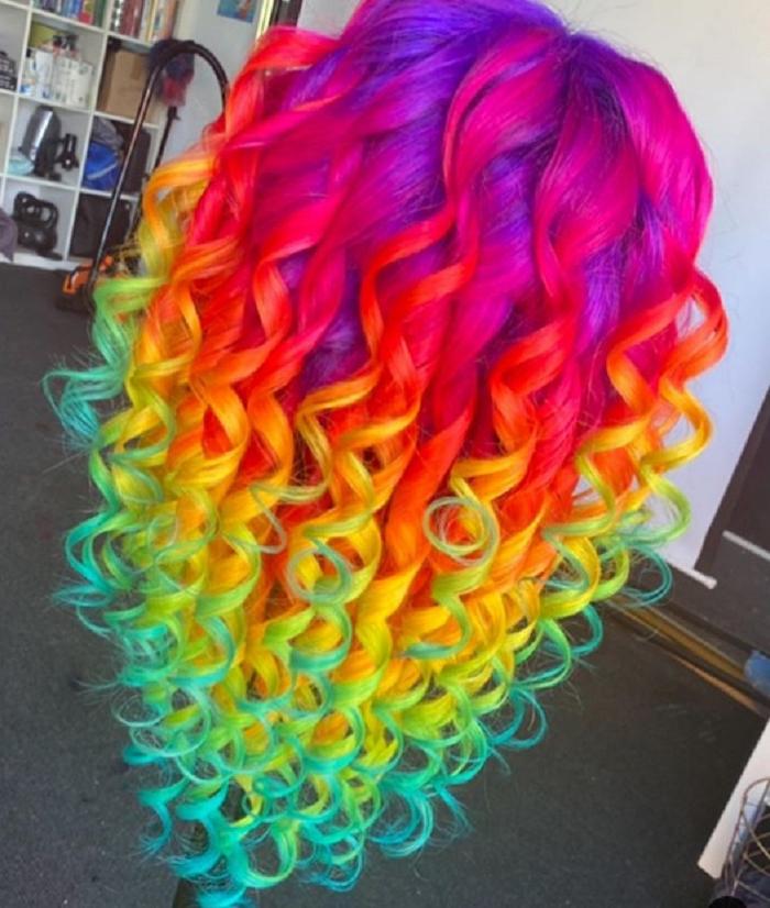 Креативный стилист превращает волосы клиенток в радужные "хвосты единорогов" (фото)