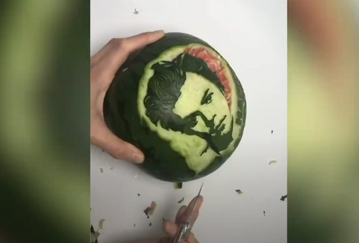 Аппетитное искусство: художница создает портреты знаменитостей на фруктах (видео)