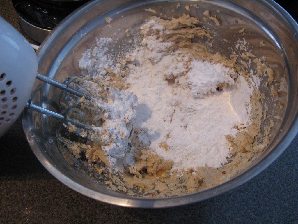 Сладкий пирог, не требующий выпекания: начинка из сливочного сыра делает лакомство нежным, а вафельные рожки придают необычный вид