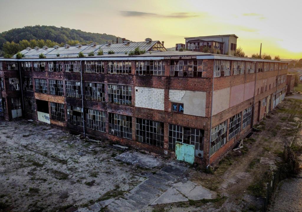 Реликвии коммунистической эпохи, автомобили и старые здания: как выглядят заброшенные заводы бывшей Восточной Германии спустя 30 лет после воссоединения страны