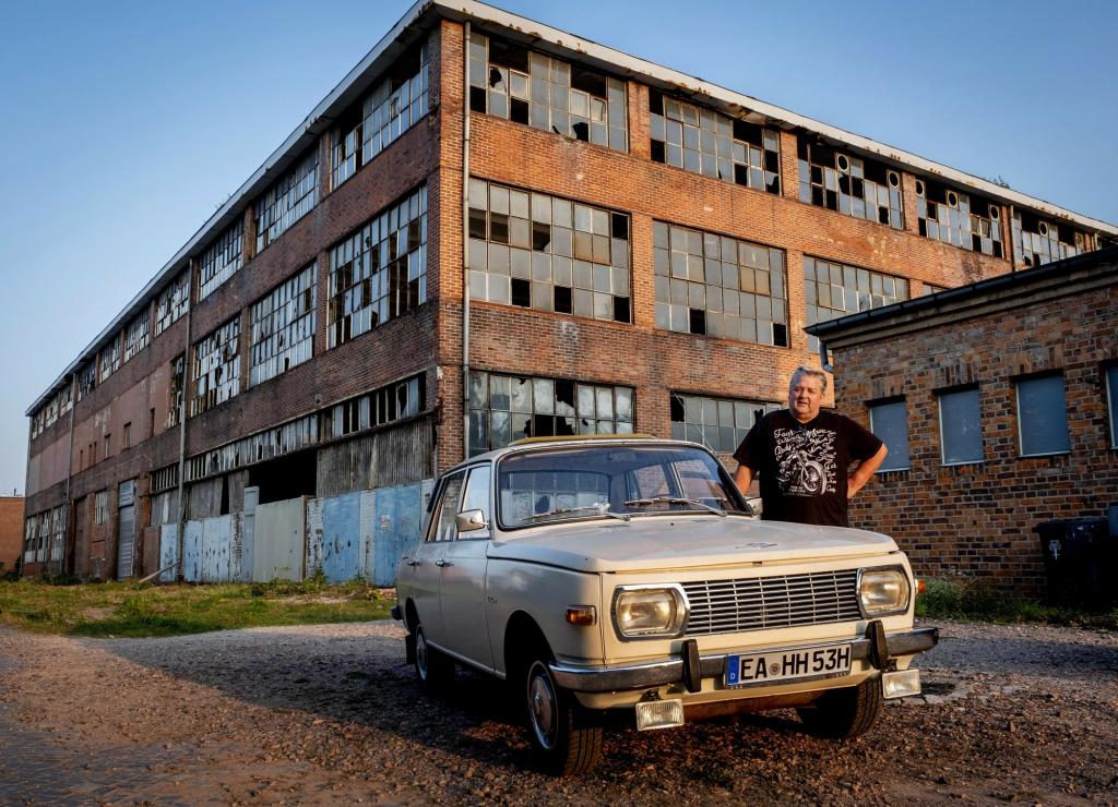 Реликвии коммунистической эпохи, автомобили и старые здания: как выглядят заброшенные заводы бывшей Восточной Германии спустя 30 лет после воссоединения страны