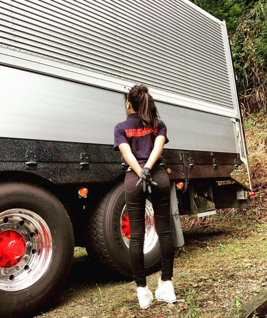 Девушка-красавица, которая водит огромный грузовик. Японка Рино становится все более популярной в соцсетях (новые фото)