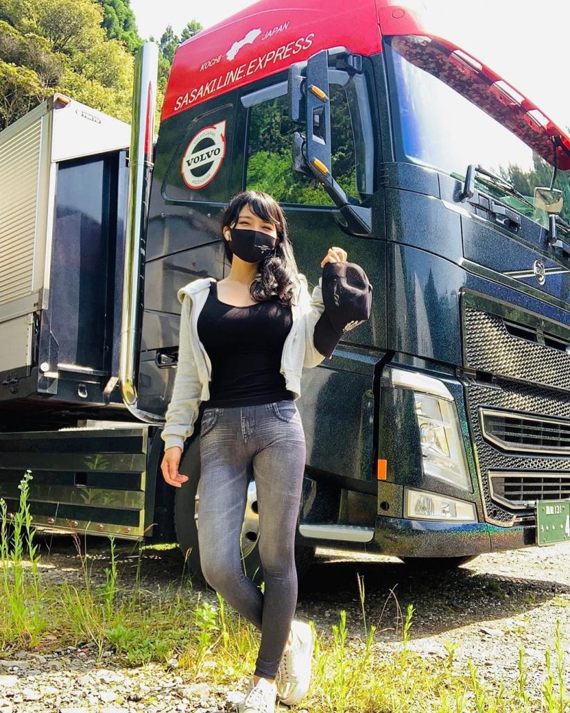 Девушка-красавица, которая водит огромный грузовик. Японка Рино становится все более популярной в соцсетях (новые фото)