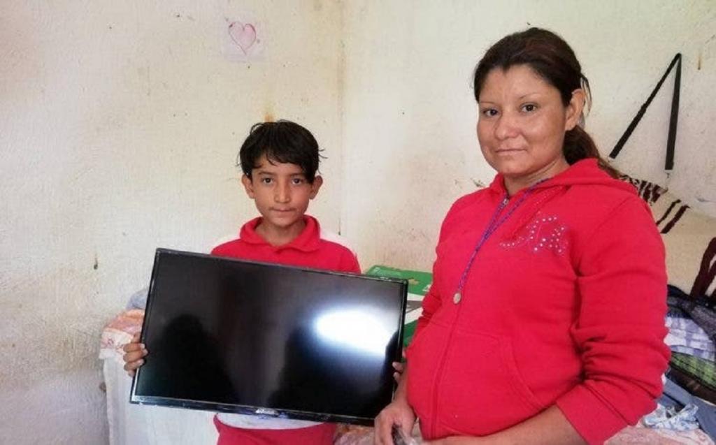 Мексиканскому мальчику, которому приходилось ходить к соседям, чтобы сделать уроки, подарили телевизор