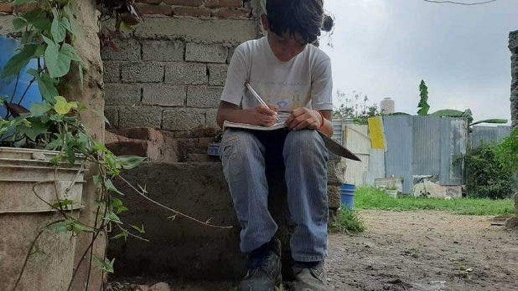 Мексиканскому мальчику, которому приходилось ходить к соседям, чтобы сделать уроки, подарили телевизор