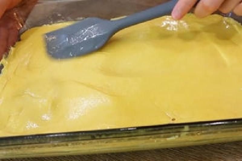 Нежный масляный торт с начинкой из сливочного сыра: отличный вариант десерта для большого семейного ужина