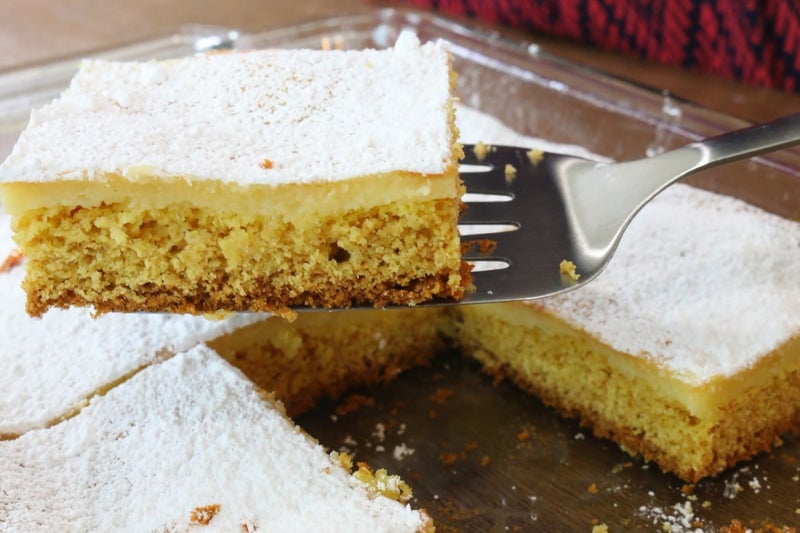 Нежный масляный торт с начинкой из сливочного сыра: отличный вариант десерта для большого семейного ужина