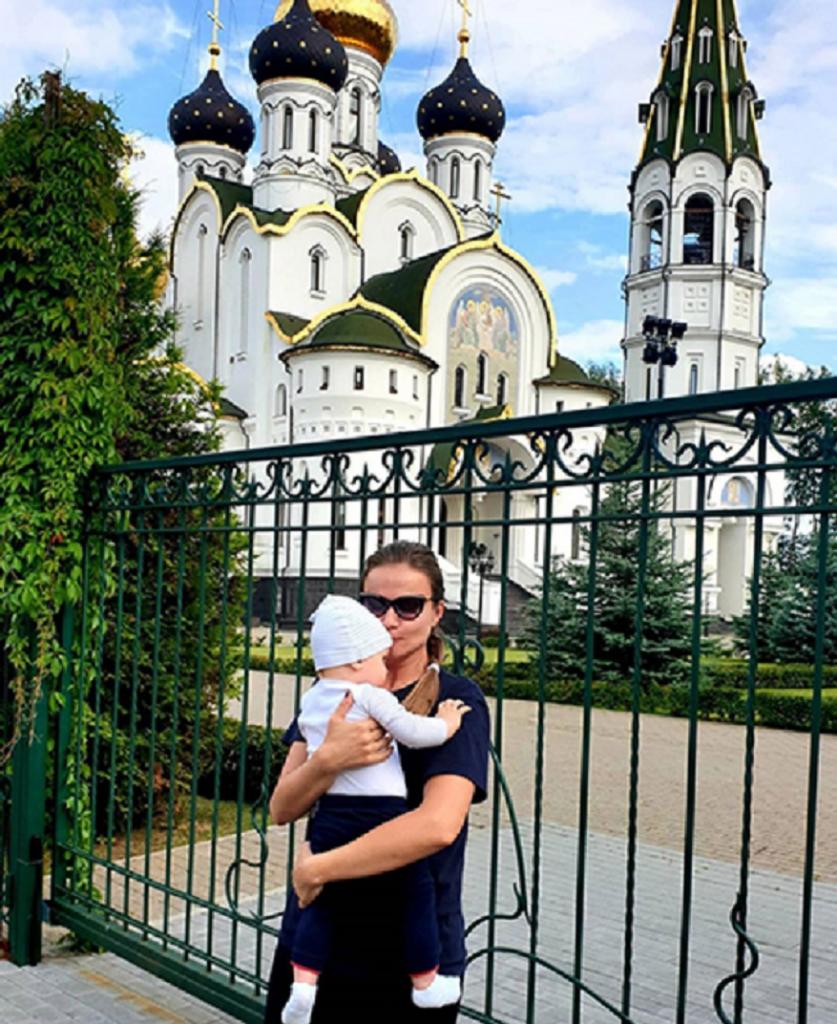 Без суеверий: актриса Мария Миронова впервые показала младшего сына, опубликовав фото в соцсети