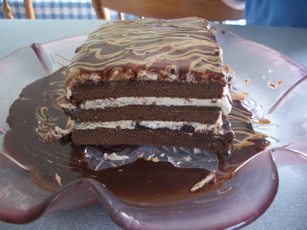 Шоколадное блаженство с арахисовой пастой: праздничный торт на основе бисквитных коржей и нежного крема