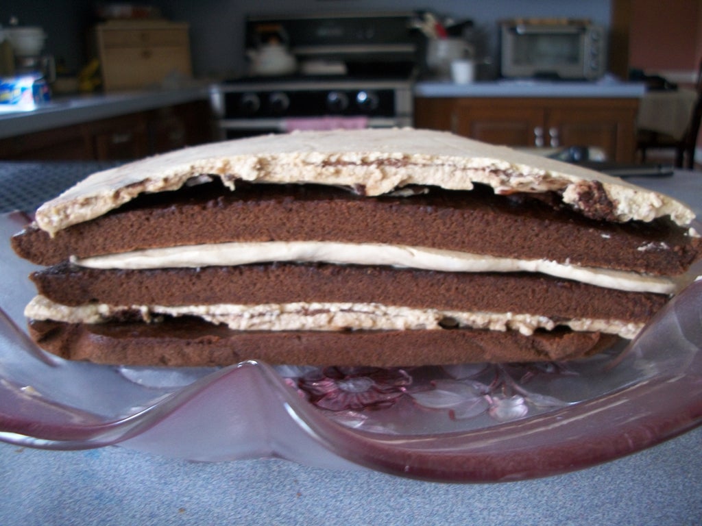 Шоколадное блаженство с арахисовой пастой: праздничный торт на основе бисквитных коржей и нежного крема