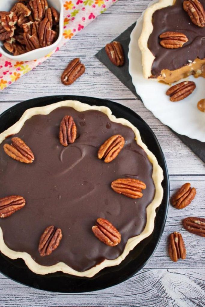 Шоколадно-карамельный пирог с орешками - вкуснее покупного: детям нравится, что он похож на черепашку