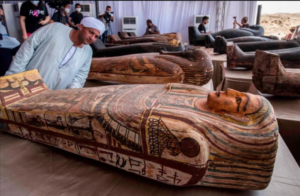 Археологи вскрывают древнеегипетские гробницы: как они выглядят после 2500 лет хранения