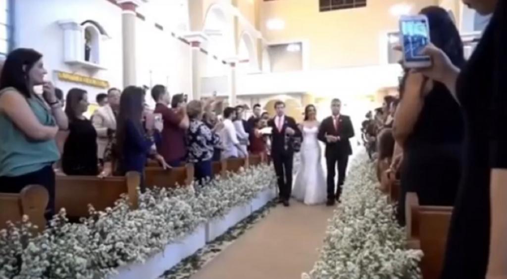 Невеста пошла к алтарю под руки сразу с двумя мужчинами и озадачила гостей