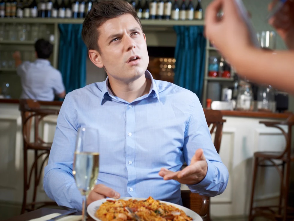 Свидание проходит в ресторане: "звоночки", указывающие, что мужчина не ваш
