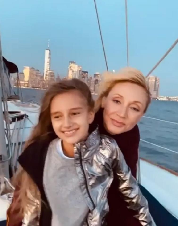 Кристина Орбакайте радует подписчиков постами о том, как она проводила семейный отдых в Нью-Йорке: ее дочь Клава – вылитая мама (видео)