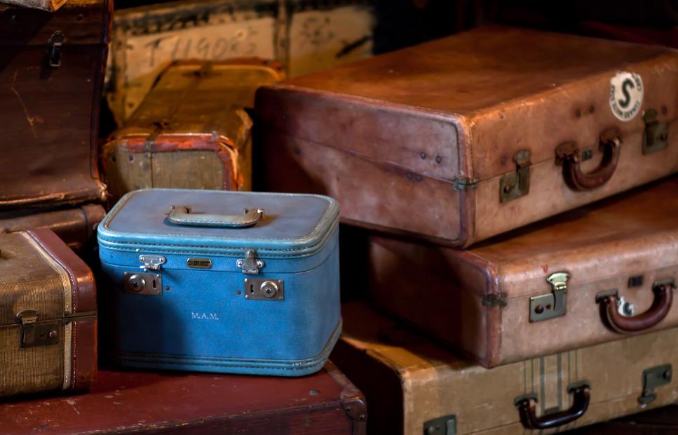 В наследство мать оставила не только квартиру: в кладовой был спрятан старый чемодан, полный денег