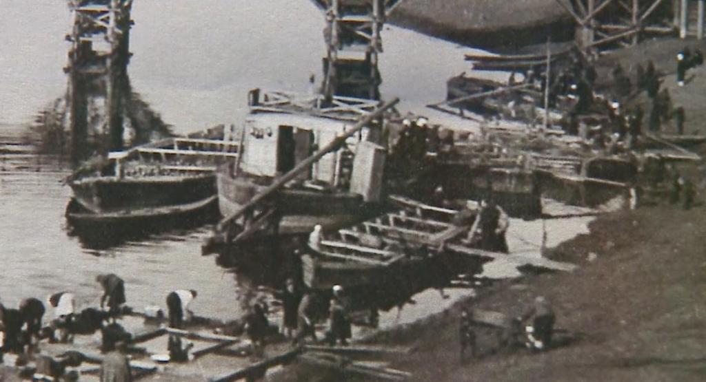 Ремонтируя набережную Оми, строители случайно наткнулись на обломки старого судна. Эксперты считают, что ему больше 100 лет