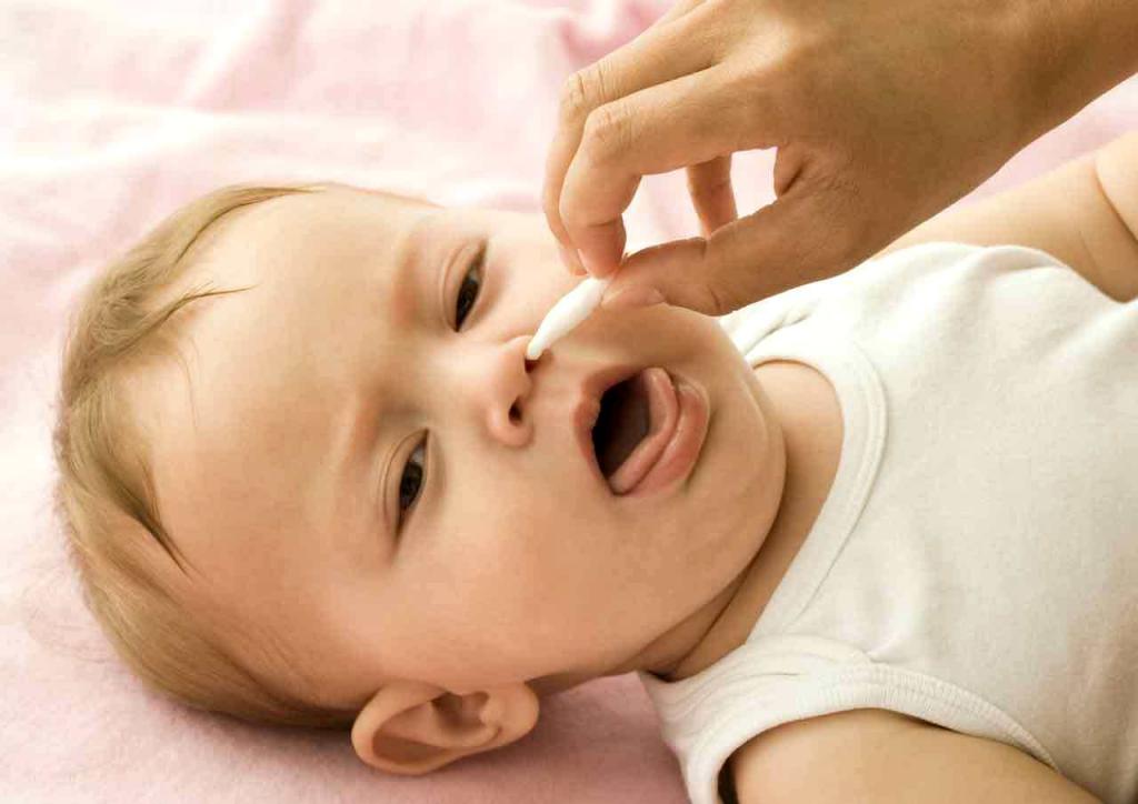 Капать ребенку в нос грудное молоко - большая ошибка. Доктор Комаровский рассказал, почему нельзя так делать
