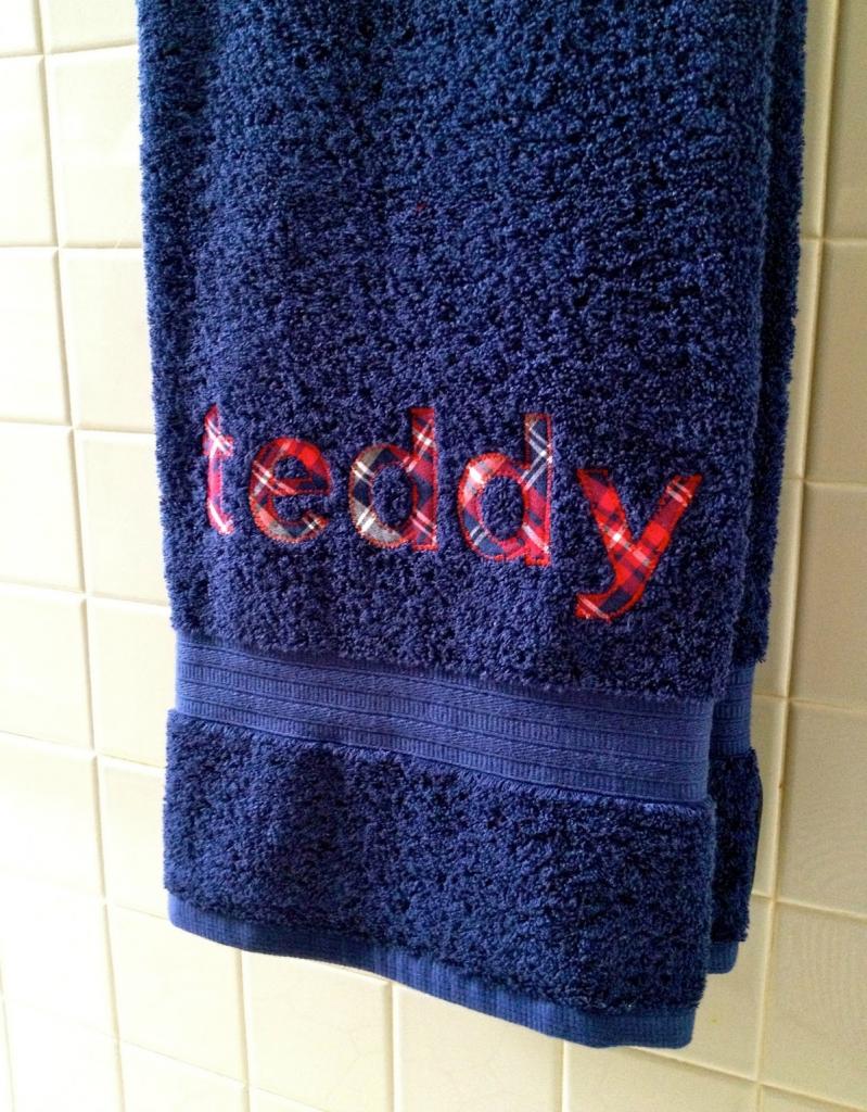 Придумала, как просто сделать персонализированные полотенца. Очень удобно, если они одного цвета, или для приятного подарка