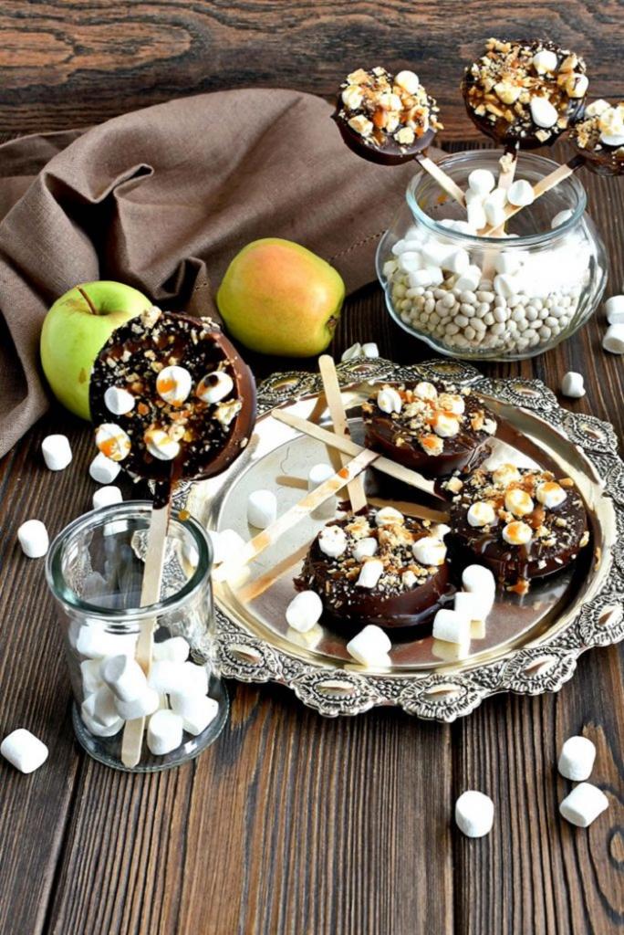 Яблочный десерт в шоколадной глазури с зефирками и посыпкой из печенек: дети просят готовить каждый день