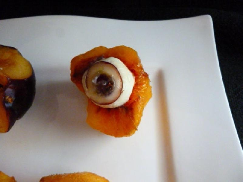 Фруктовая закуска на Хэллоуин: "жуткие глазки" из персиков, винограда и крема