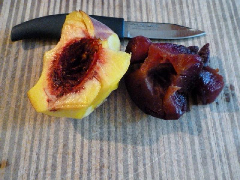 Фруктовая закуска на Хэллоуин: "жуткие глазки" из персиков, винограда и крема