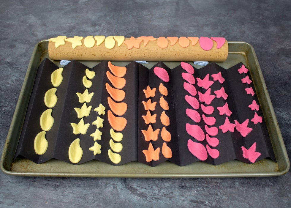 Торт, который идеально подойдет для осеннего торжества: шоколадное лакомство с цветными листиками