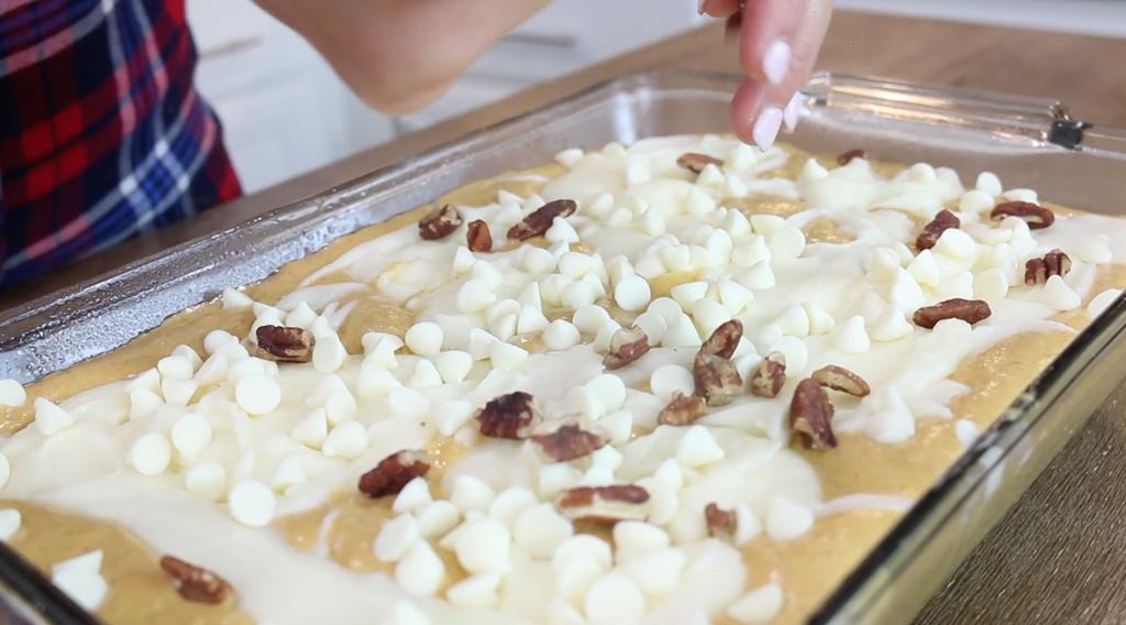 Тыквенный пирог с орехами и белым шоколадом: осенняя выпечка для семейных посиделок