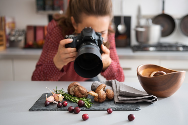Они используют картон и клей: сфотографировать еду красиво можно, сделав ее сначала несъедобной