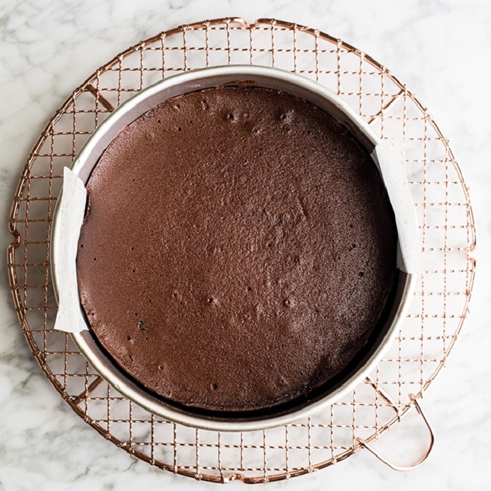 Делаю вкусный и простой шоколадный торт без муки: рецепт из 6 ингредиентов