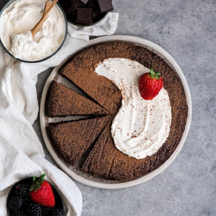 Делаю вкусный и простой шоколадный торт без муки: рецепт из 6 ингредиентов