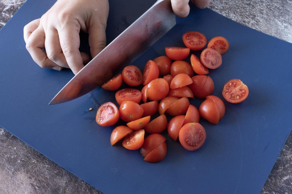 Из мякоти запеченных баклажанов готовлю небольшие галушки и отвариваю с помидорами и специями: заготовки таких "малышей" можно сделать на всю зиму