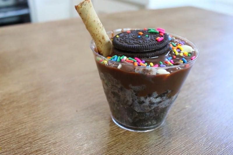 Шоколадный пудинг из молока и печенья Oreo: прекрасный вариант десерта для детского праздника