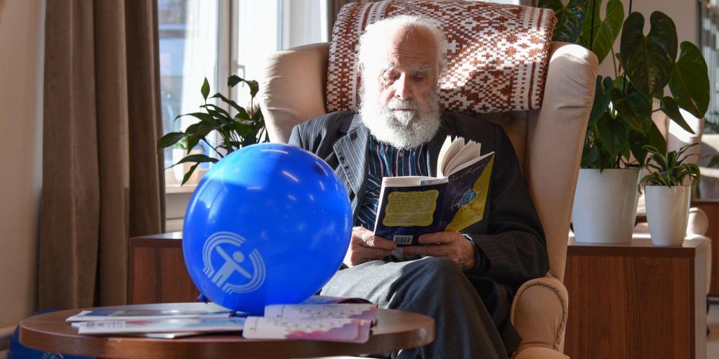 Пожилым москвичам организуют доставку книг, но отменят льготный проезд в общественном транспорте