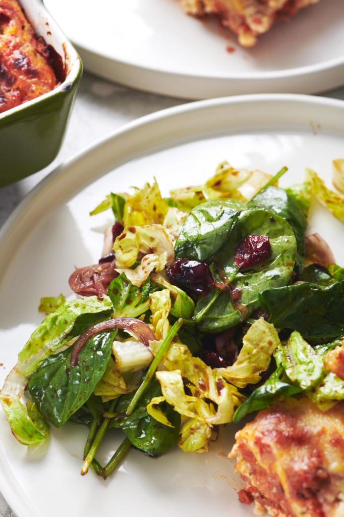 Осенний витаминный простой салат. Кладу в него шпинат, клюкву и мед