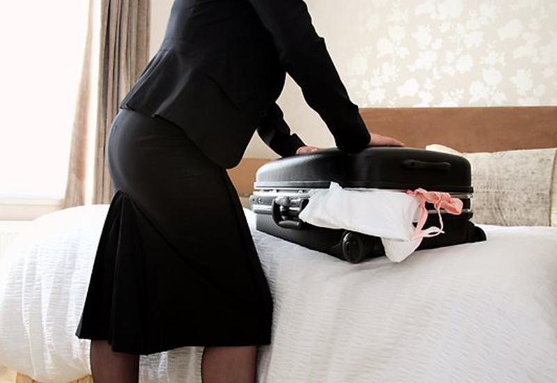 Красивая молодая служанка ублажает постояльца в номере отеля