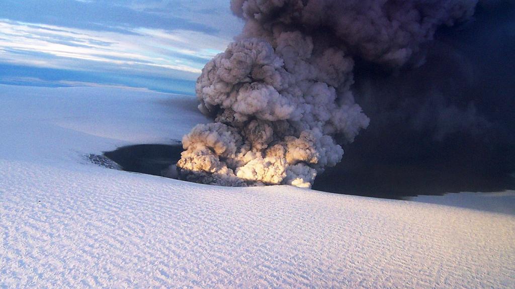 Исландия установила желтый авиакод вулкана Гримсвотн, который, вероятно, вот-вот взорвется