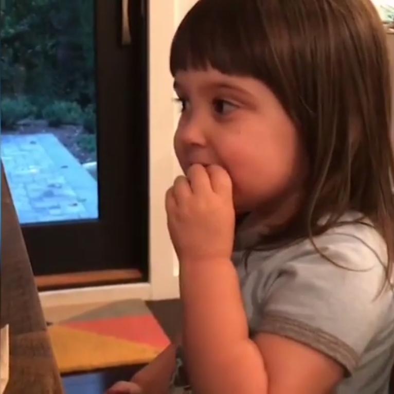 Реакция 2-летней малышки, которая впервые попробовала чипсы: видео