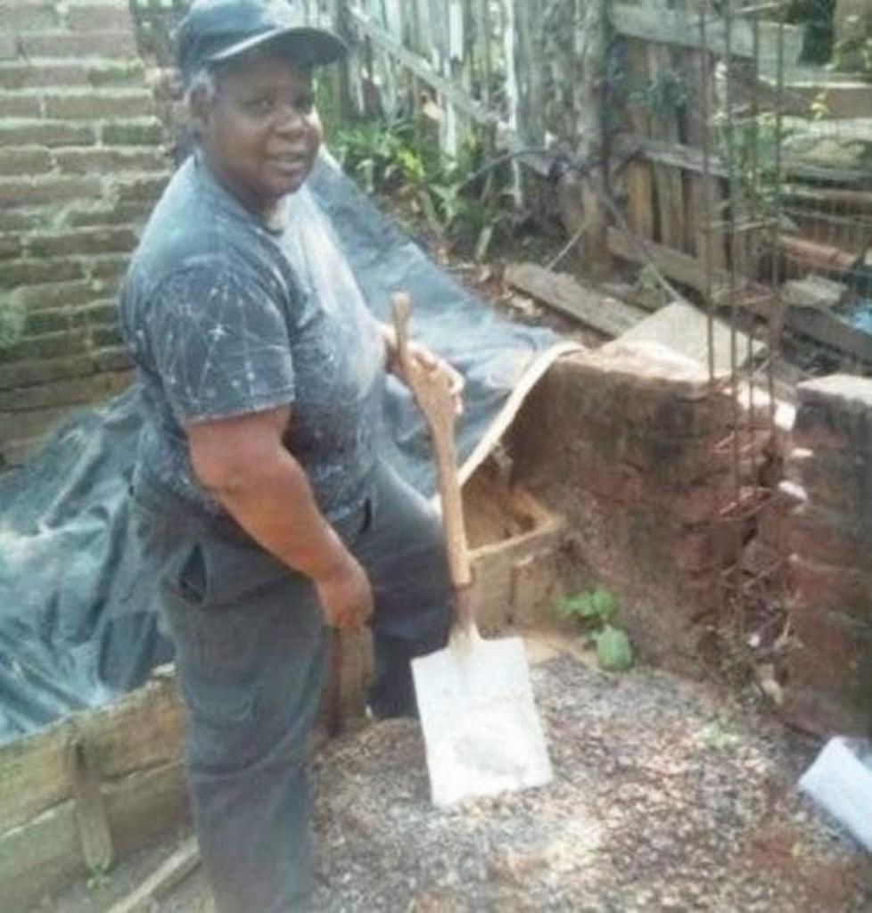 51-летняя женщина из Бразилии без посторонней помощи сама строит себе жилье