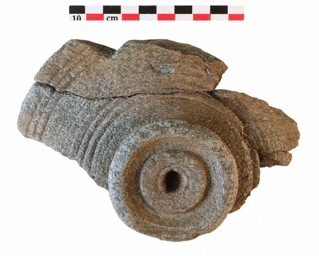 Французские археологи обнаружили следы таинственного древнего поселения и множество артефактов (фото)