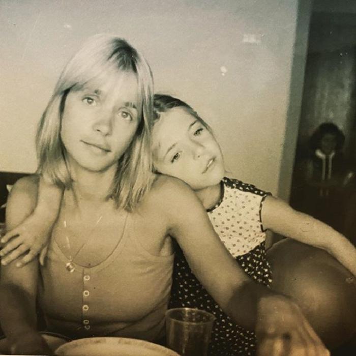 Дочь Радиона Нахапетова и Веры Глаголевой опубликовала архивное фото, на котором она очень похожа на мать