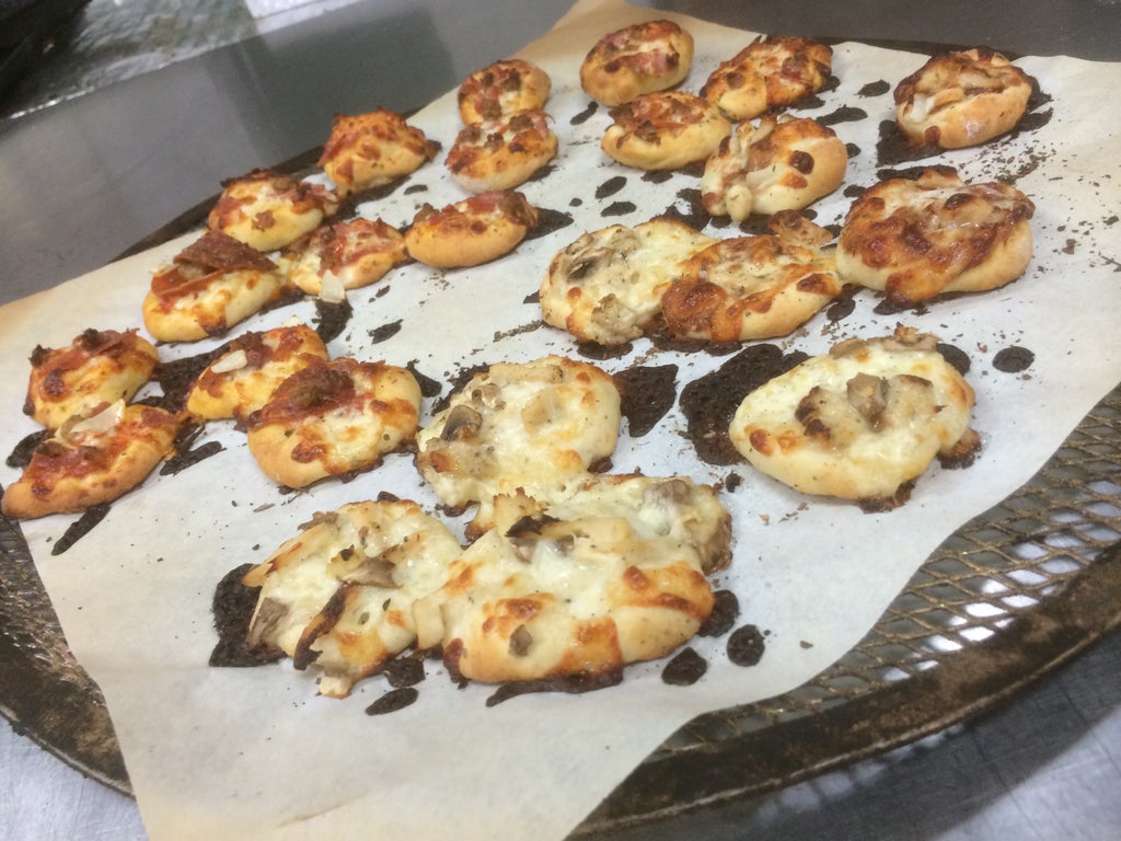 Бюджетная закуска из доступных ингредиентов: гостей можно порадовать сытной мини-пиццей