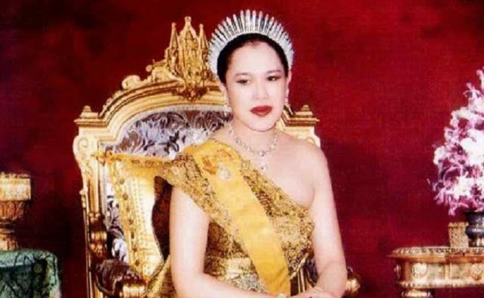 Бывшая королева Таиланда в короне, напоминавшей русский кокошник: история уникальных корон Сирикит