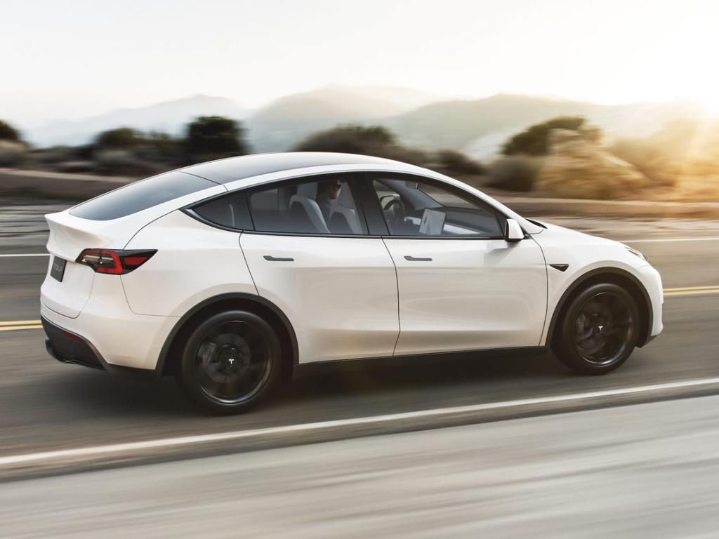 Семья купила автомобиль Tesla Model Y, но по дороге домой у него на ходу слетела крыша