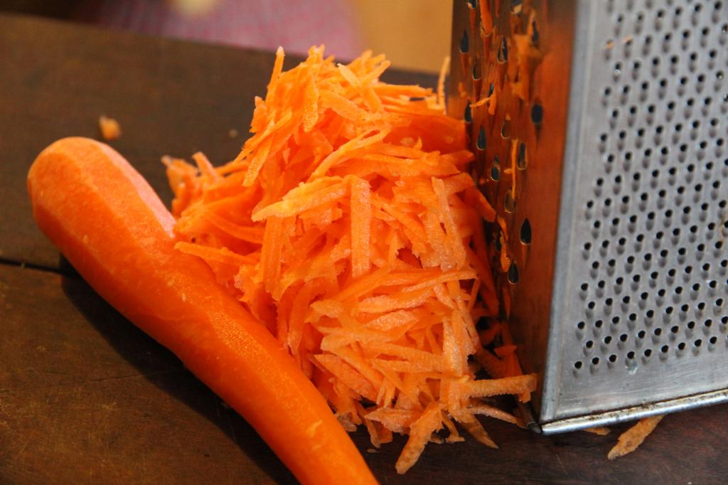 Как правильно есть морковь, чтобы она действительно улучшала зрение и при этом очищала кишечник (грызть один корнеплод бесполезно – эффекта не почувствуете)