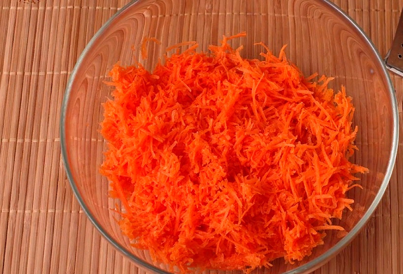 Как правильно есть морковь, чтобы она действительно улучшала зрение и при этом очищала кишечник (грызть один корнеплод бесполезно – эффекта не почувствуете)