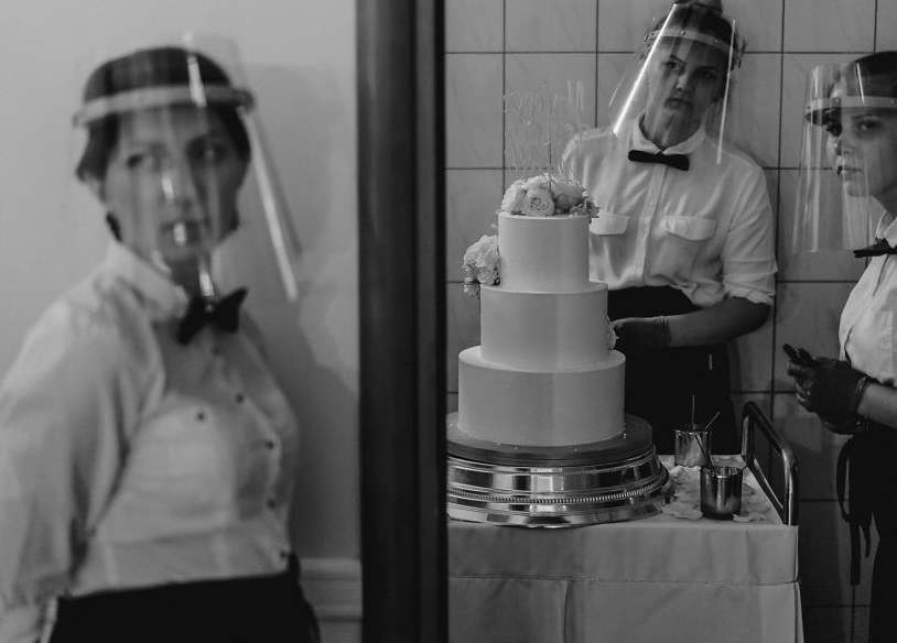 Свадьбы в 2020 году проходили совсем иначе, однако фотографам удалось запечатлеть лучшие их моменты: победители конкурса фотографии