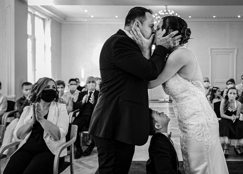 Свадьбы в 2020 году проходили совсем иначе, однако фотографам удалось запечатлеть лучшие их моменты: победители конкурса фотографии