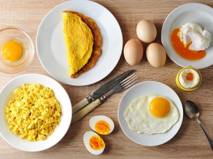 Яйца поставляются с датой «продать до», а не «годен до», поэтому их можно хранить еще 3-5 недель после покупки: интересные факты о яйцах