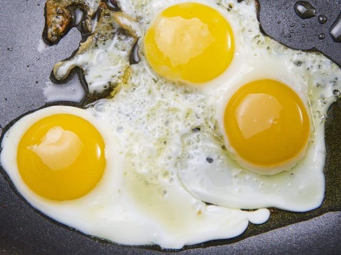 Яйца поставляются с датой «продать до», а не «годен до», поэтому их можно хранить еще 3-5 недель после покупки: интересные факты о яйцах